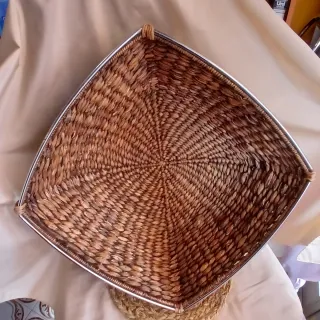 Cesta mimbre con borde metálico dorado