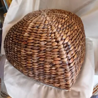 Cesta mimbre con borde metálico dorado