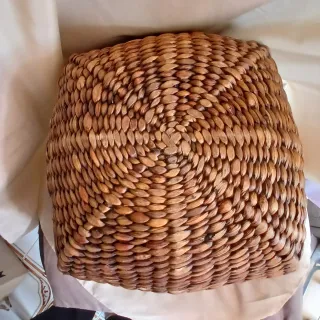 Cesta mimbre con borde metálico dorado