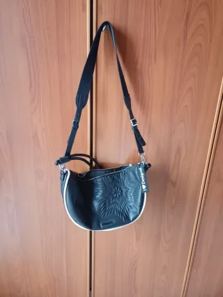 Borsa Desigual nera con dettagli bianchi