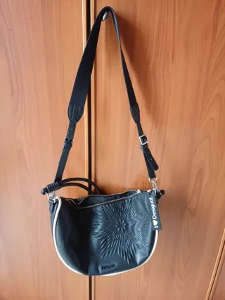 Borsa Desigual nera con dettagli bianchi
