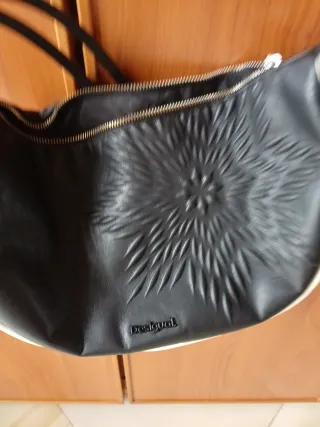 Borsa Desigual nera con dettagli bianchi