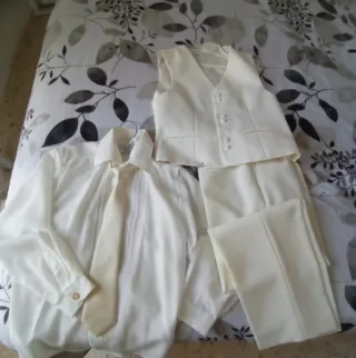 Traje comunión niño blanco y dorado