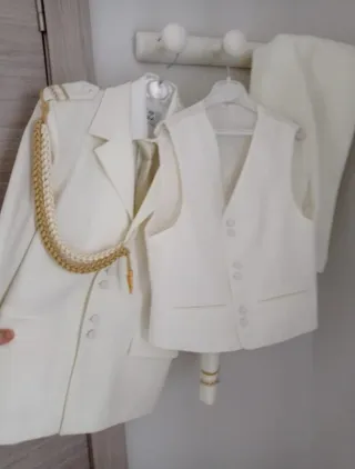 Traje comunión niño blanco y dorado