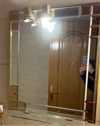 Espejo de baño dorado con marco