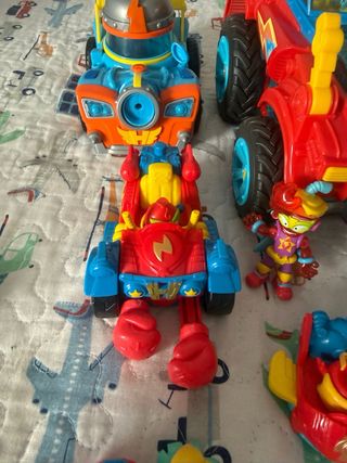 Superzings Coche Rojo y Azul con Figura