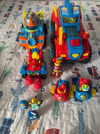 Superzings Coche Rojo y Azul con Figura