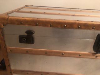 Baule vintage in metallo, legno e pelle