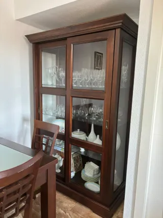 Mesa y sillas de comedor madera oscura
