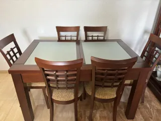 Mesa y sillas de comedor madera oscura