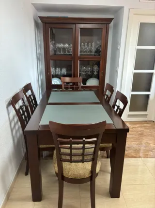 Mesa y sillas de comedor madera oscura