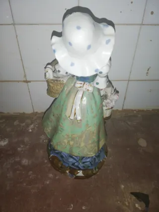 Figura de porcelana mujer con cestas