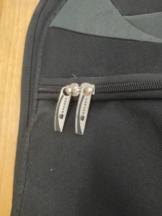 Portatrajes impermeable negro y gris