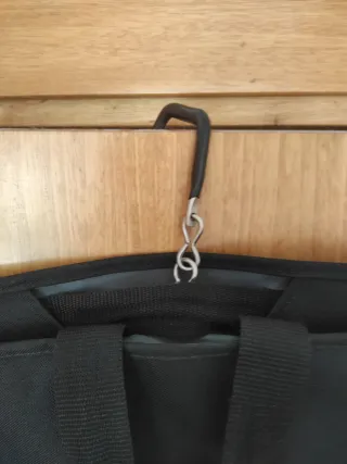 Portatrajes impermeable negro y gris