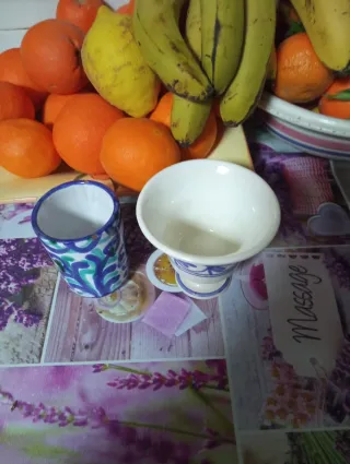 Copa y vaso de cerámica azul y blanco