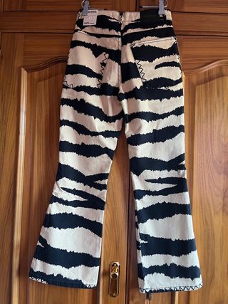 Pantalón Scalpers mujer, con estampado, nuevos.