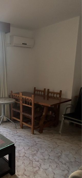 Mesa de comedor y 4 sillas de madera