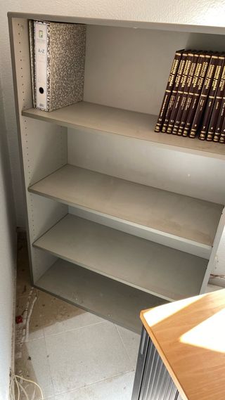 Estantería de oficina gris y blanca