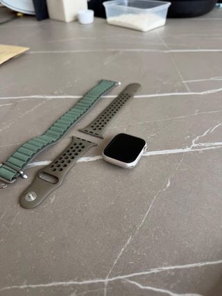 Apple Watch con correas verde y gris