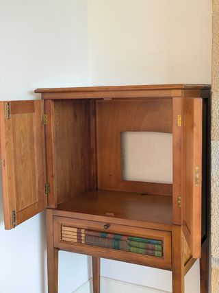 Mueble antiguo para televisión