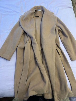 Abrigo beige con cinturón
