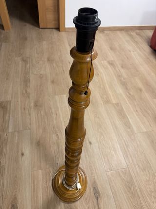 Lámpara de pie clásica de madera