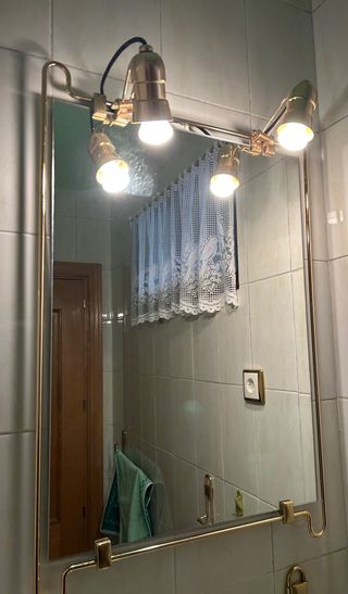 Espejo de baño dorado con apliques