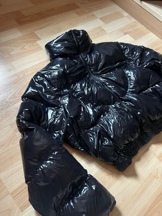 Cazadora Zara brillante negra