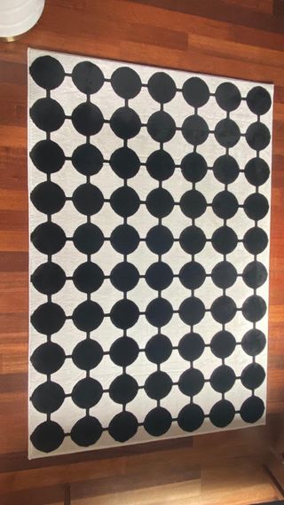 Alfombra Ikea VANDPLAST círculos negro y beige