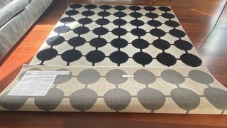 Alfombra Ikea VANDPLAST círculos negro y beige