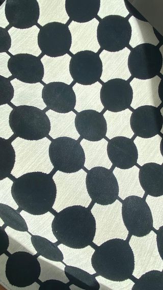 Alfombra Ikea VANDPLAST círculos negro y beige