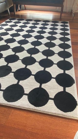 Alfombra Ikea VANDPLAST círculos negro y beige