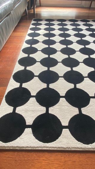 Alfombra Ikea VANDPLAST círculos negro y beige