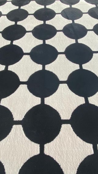 Alfombra Ikea VANDPLAST círculos negro y beige