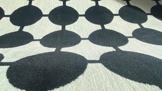 Alfombra Ikea VANDPLAST círculos negro y beige