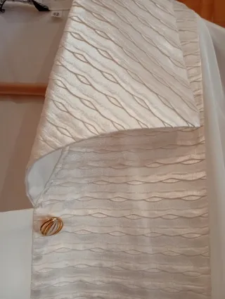 Blusa blanca con brocado dorado