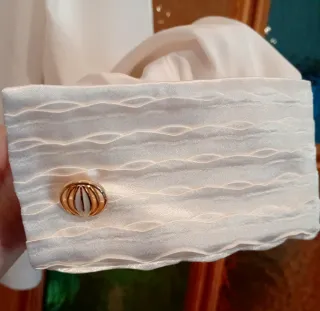 Blusa blanca con brocado dorado