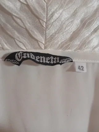 Blusa blanca con brocado dorado