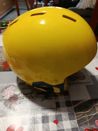 Casco de esquí amarillo niño