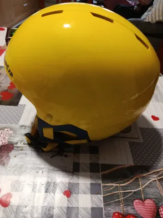Casco de esquí amarillo niño