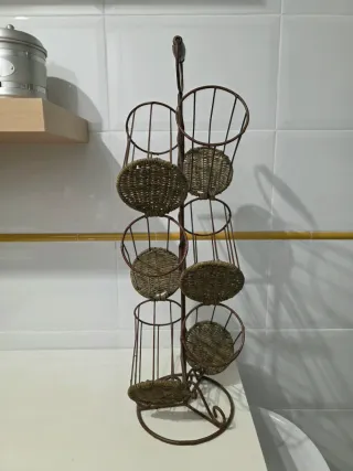 Botellero metálico con asas de madera