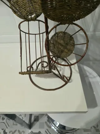 Botellero metálico con asas de madera