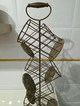 Botellero metálico con asas de madera