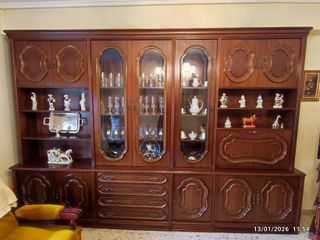 Mueble de salón de madera y cristal