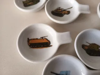Cerámica con dibujos de tanques