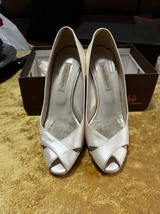 Zapatos de piel para novia color oro/blanco