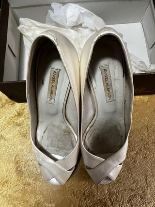 Zapatos de piel para novia color oro/blanco