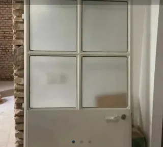 PUERTA DE HIERRO MACIZO CON EL MARCO CON CRISTALES