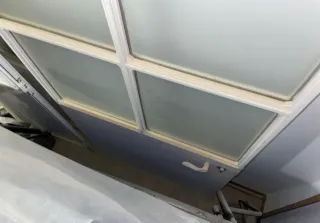 PUERTA DE HIERRO MACIZO CON EL MARCO CON CRISTALES