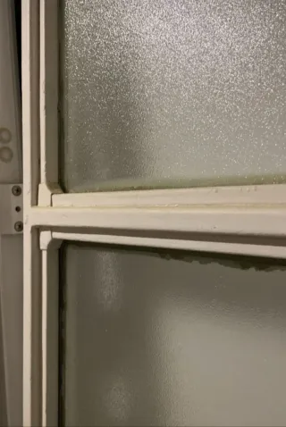 PUERTA DE HIERRO MACIZO CON EL MARCO CON CRISTALES